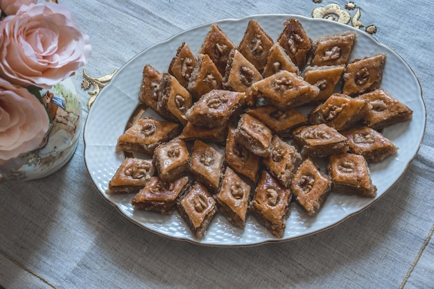 Photo traditional azerbaijan holiday nowruz cookies baklava on white plate