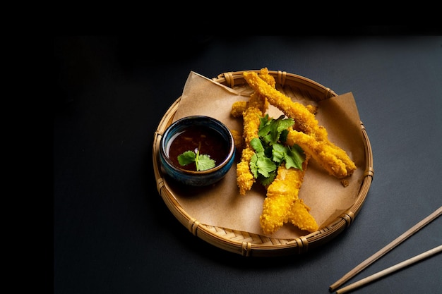 Foto cibo tradizionale asiatico su piatto su sfondo nero