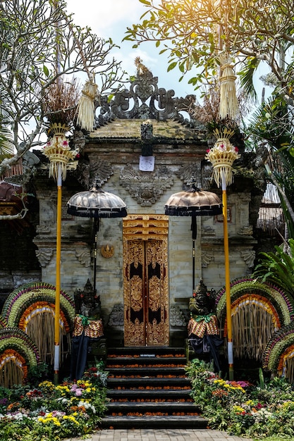 Foto tempio tradizionale di bali. religione dell'induismo balinese.