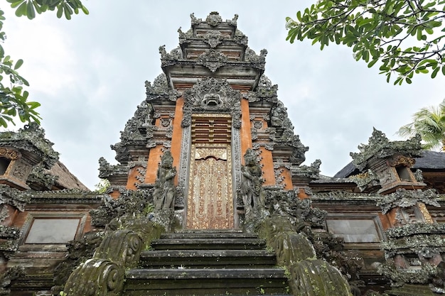 Foto dettagli tradizionali dell'architettura balinese, porta d'ingresso nel palazzo di ubud, bali, indonesia