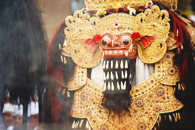 Figura tradizionale balinese barong sulla cerimonia di strada nell'isola di bali, indonesia