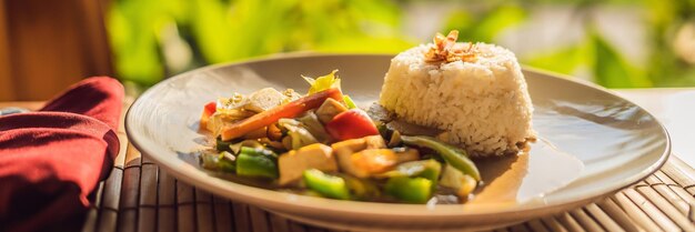 伝統的なバリ料理。野菜と豆腐をご飯と一緒に炒めます。バナー、ロングフォーマット