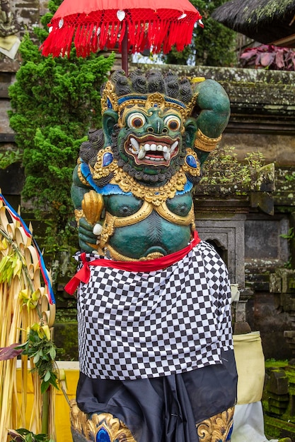 거리 사원 섬 발리 인도네시아에서 전통적인 발리 악마 동상을 닫습니다