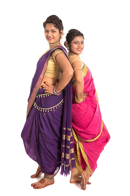 Традиционные красивые индийские молодые девушки в сари, позирует на белом