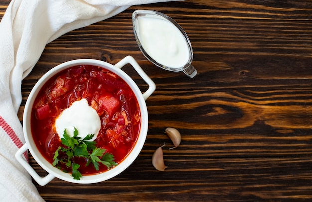 Zuppa di barbabietola tradizionale con panna acida