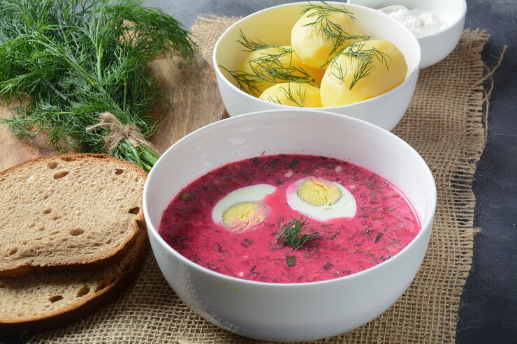 Традиционный белорусский, русский и украинский холодный крем-суп из свеклы