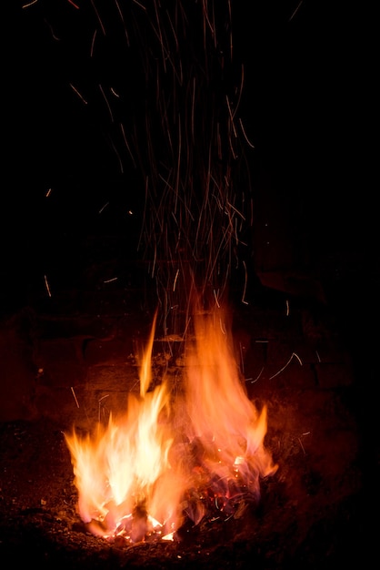 Традиционная кузнечная печь с горящим огнем Горящий огонь в печи в кузнице, мастерская. Концепция кузнечного оборудования