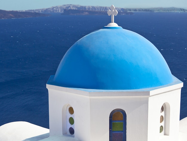 Photo traditional blue cupola in oia, santorini
