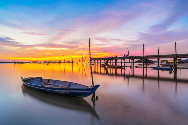 美しさの夕日の伝統的なボート