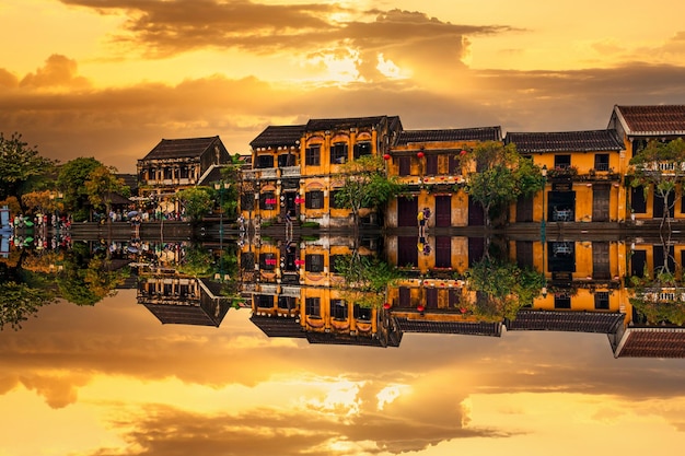 Foto barche tradizionali davanti all'architettura antica a hoi an vietnam