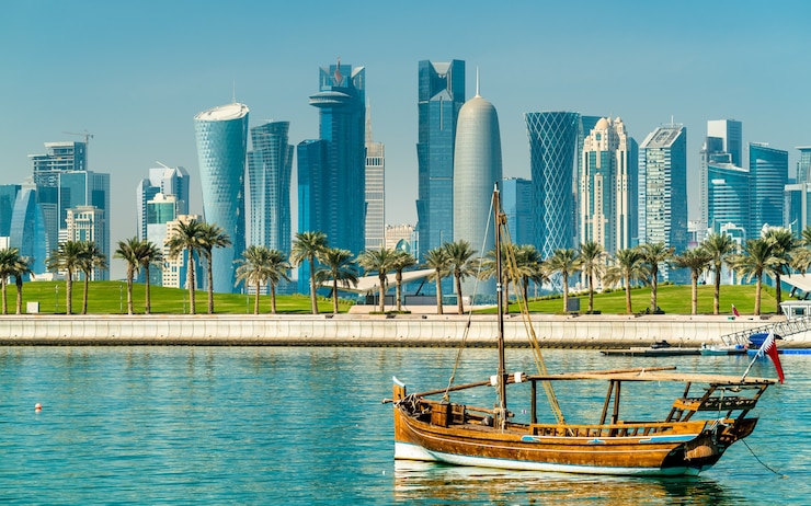 Photo traditional boats in the persian gulf in doha, qatar