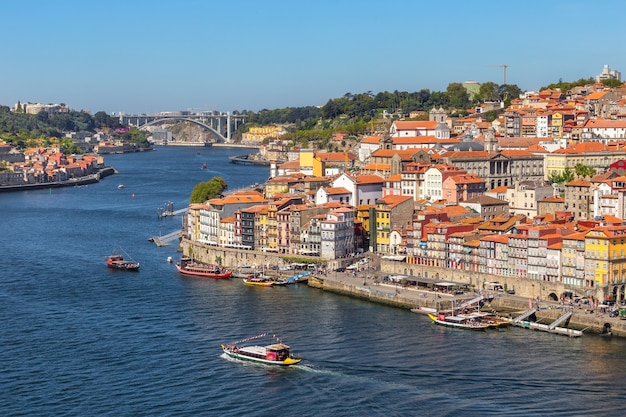 Barche tradizionali con botti di vino, sul fiume douro nella città portoghese di porto.
