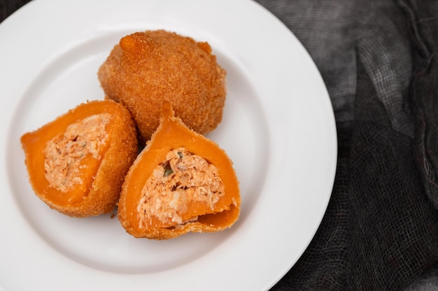 접시에 전통적인 브라질 튀긴 드럼 스틱 Coxinha de frango