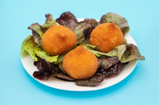 Foto bastoncini tradizionali brasiliani fritti coxinha de frango in piatto