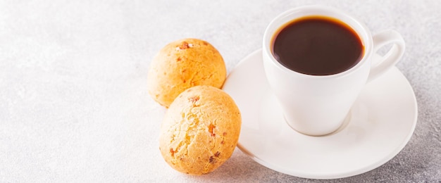 ブラジルの伝統的な朝食のチーズパンとコーヒー