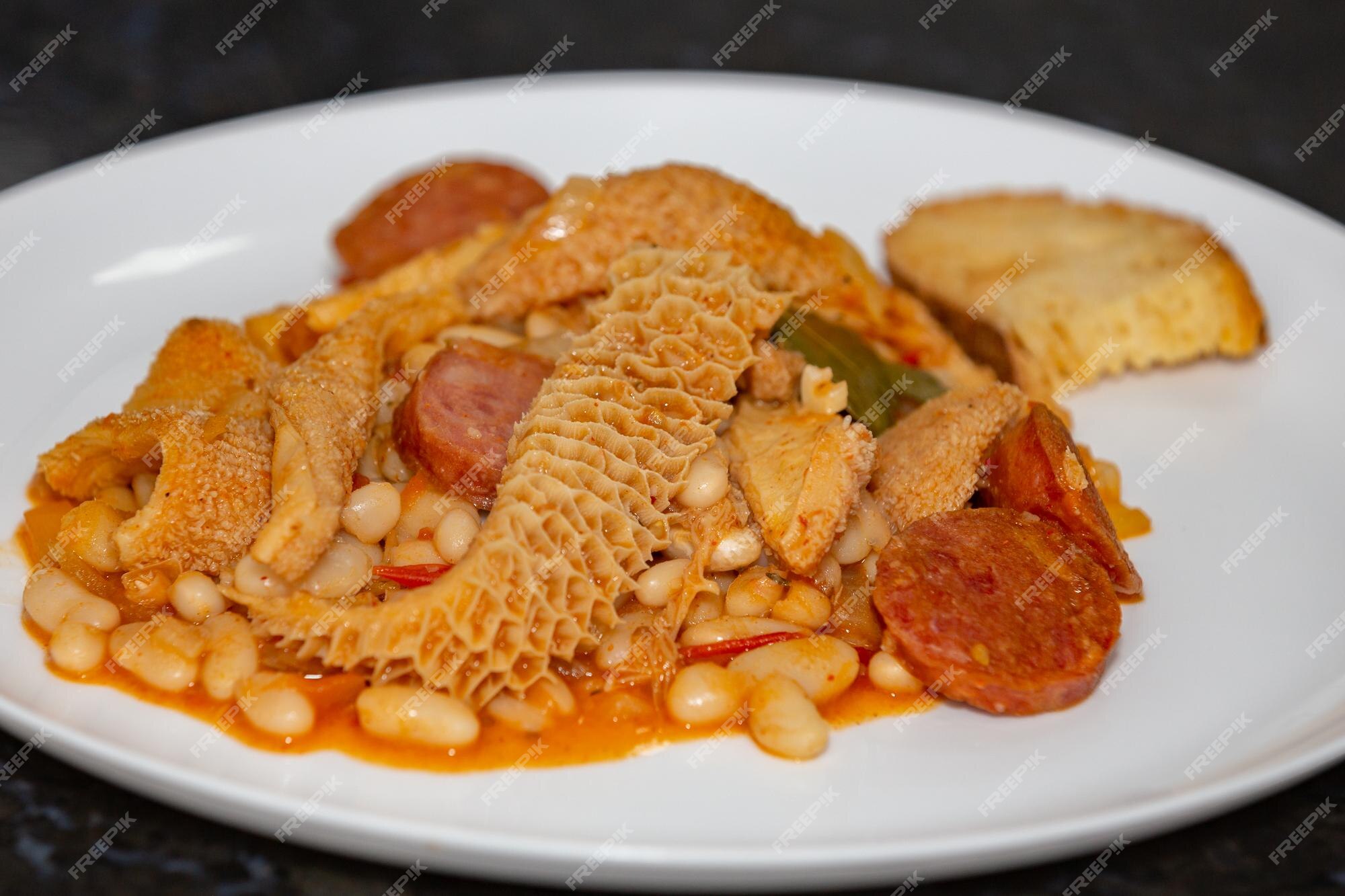 牛バラ肉のソーセージと白インゲン豆で作った伝統的なブラジルのドブラジーニャ