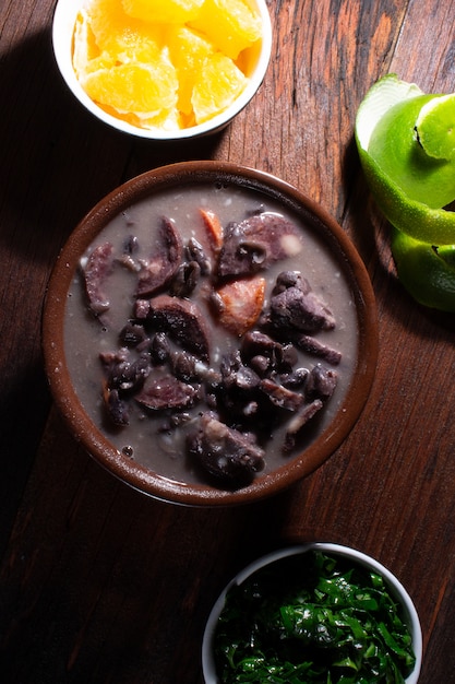 Foto cibo brasiliano tradizionale feijoada. vista dall'alto