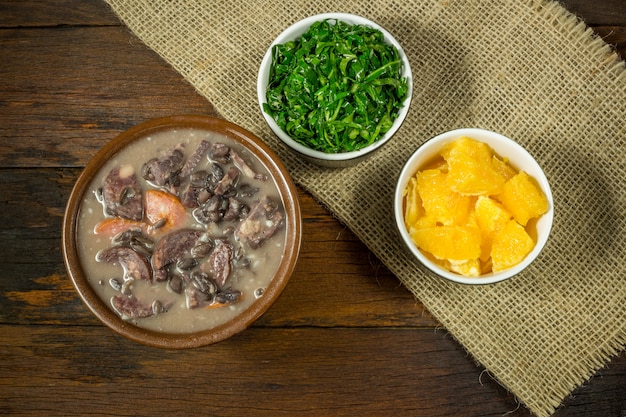 伝統的なブラジルのFeijoada食品。上面図