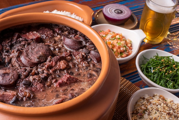 Photo traditional brazilian feijoada on the table