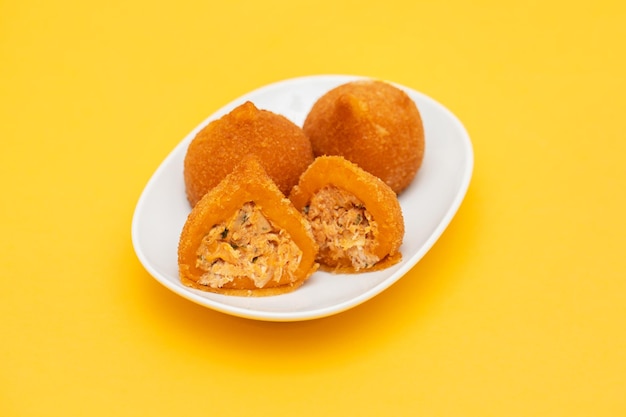 작은 접시에 전통적인 브라질식 튀긴 드럼스틱 Coxinha de frango