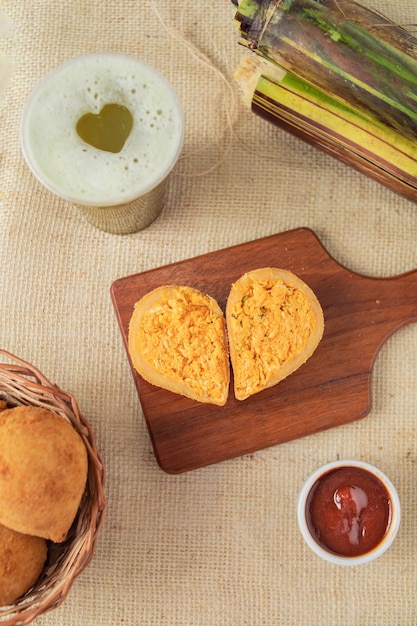 ブラジルの伝統的なスナック。チキンとサトウキビのコッシーニャ ジュース。