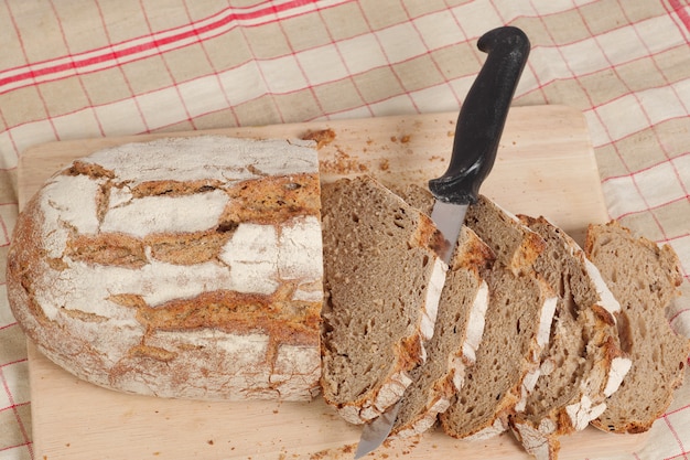 Photo traditional bread cut into slices