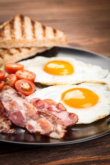 写真 皿の上の伝統的な朝食