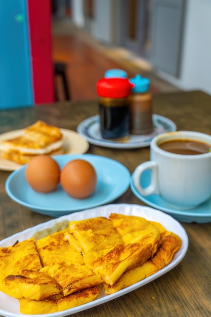 シンガポールで人気の伝統的な朝食セットとコーヒーゆで卵とトースト