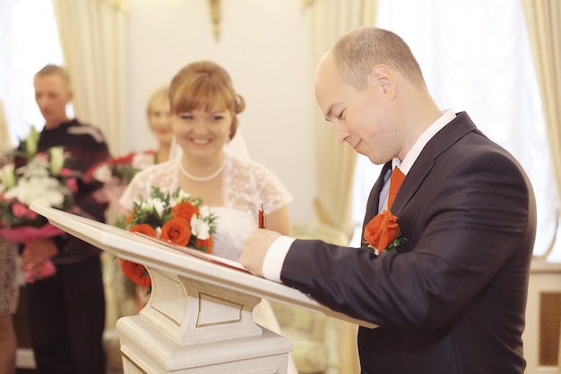 Фото Традиционная регистрация брака жениха и невесты