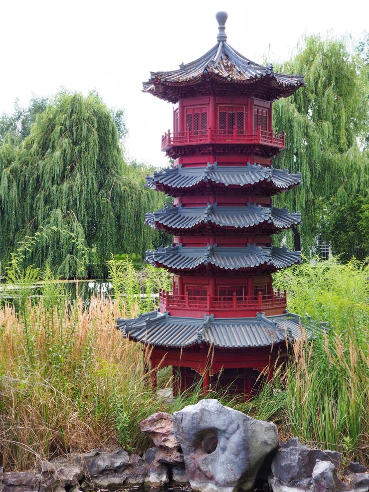 Photo traditional building on field against trees