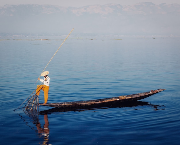 Pescatore birmano tradizionale nel lago inle, myanmar