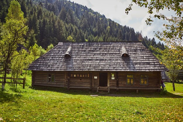 民族誌博物館の伝統的なカルパティアの木造家屋と世帯OldVillageKolochava Transcarpathia