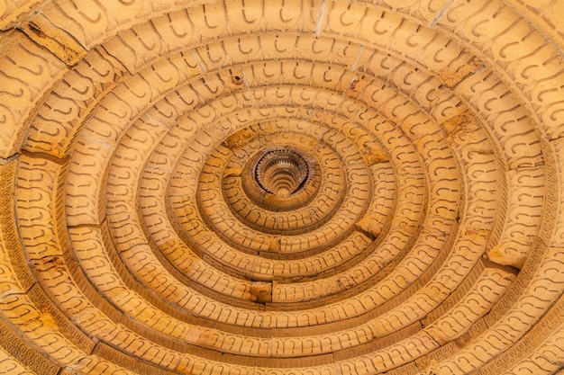 Foto dettagli tradizionali in pietra scolpita in un mausoleo reale nella necropoli di makli, thatta, pakistan