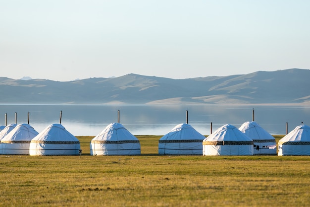 Foto yurte nomadi tradizionali dell'asia centrale sulla riva del lago