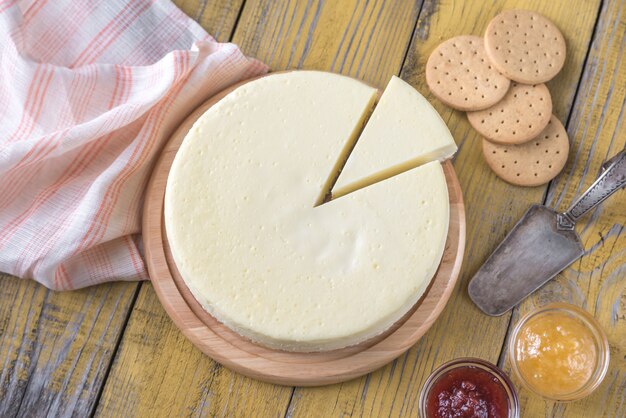 Cheesecake tradizionale sul tavolo di legno