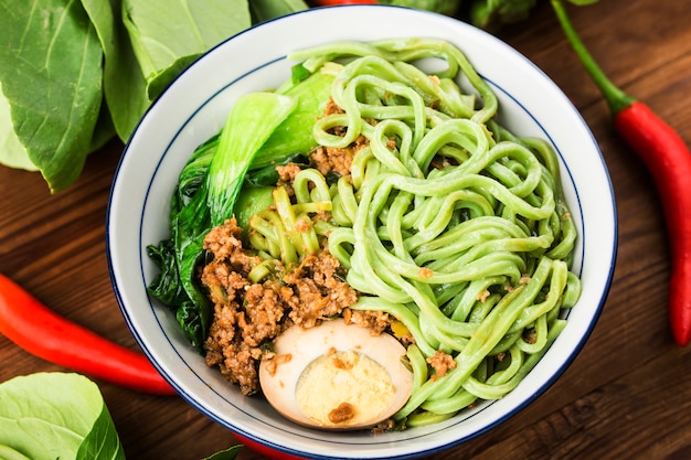 伝統的な中華料理：ほうれん草麺