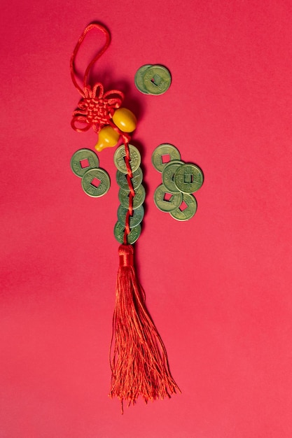 写真 赤い背景の伝統的な中国の新年装飾の結び目