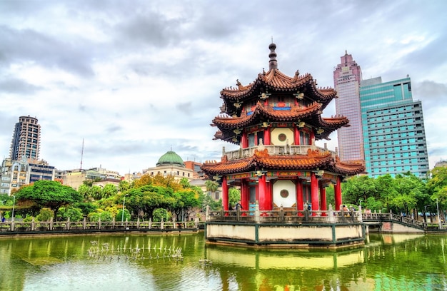 Photo traditional chinese pavilion at the 228 peace memorial park in taipei taiwan