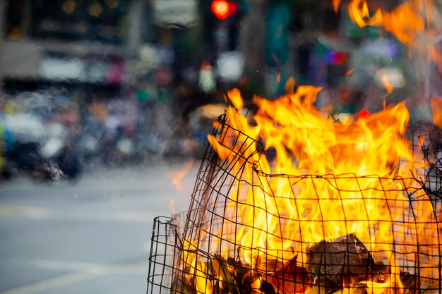 伝統的な中国の宗教的慣習中国の幽霊祭りは紙幣を燃やす