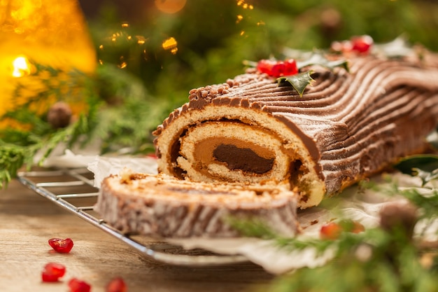 お祝いの装飾が施された伝統的なクリスマスケーキチョコレートユールログ