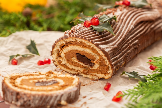 Foto ceppo di natale tradizionale torta di natale al cioccolato con decorazioni festive