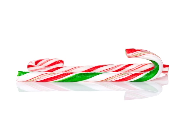 전통적인 크리스마스 사탕 지팡이입니다. 흰색 배경에 고립