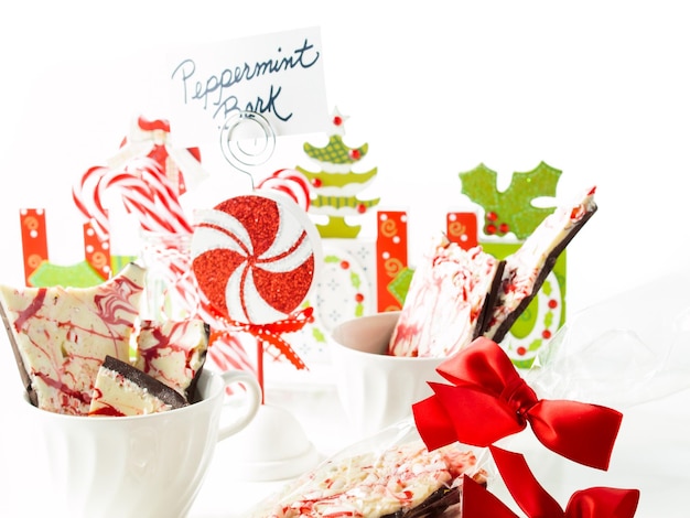 전통적인 크리스마스 초콜릿 페퍼민트 껍질에 페퍼민트 사탕을 뿌렸습니다.