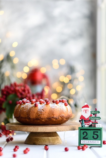 Torta di mirtilli rossa tradizionale di natale. preparazione della tavola festiva per la celebrazione del natale