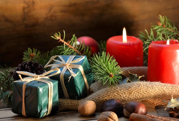 Foto decorazione natalizia tradizionale con materiau naturale e frutta secca a lume di candela