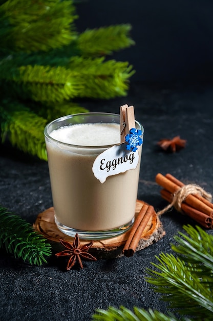 Photo traditional christmas eggnog with cinnamon sticks