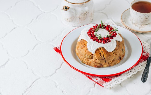 Budino di frutta tradizionale di natale su sfondo bianco festivo