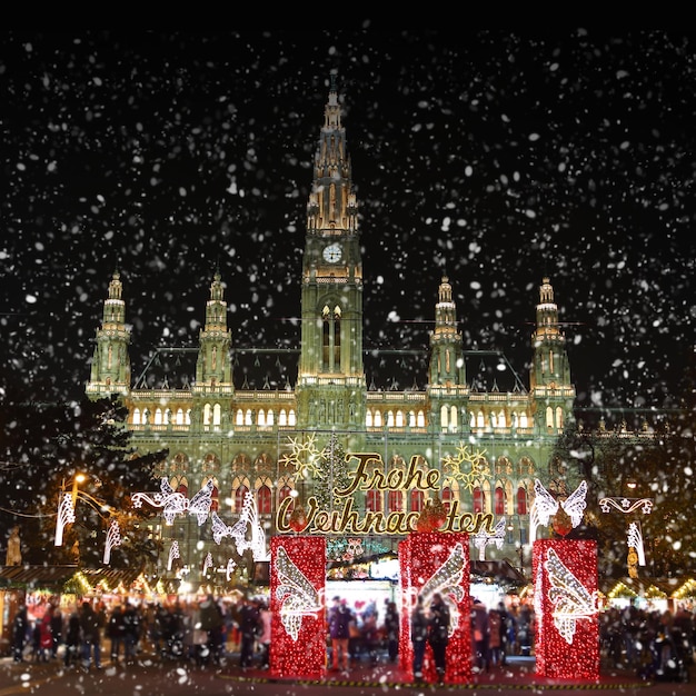 Photo traditional christmas market with snow rathausplatz rathaus town hall vienna