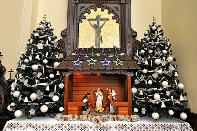 伝統的なクリスマスのキリスト降誕のシーンで、マリアとヨセフ、赤ん坊のイエスが飼い葉桶に。