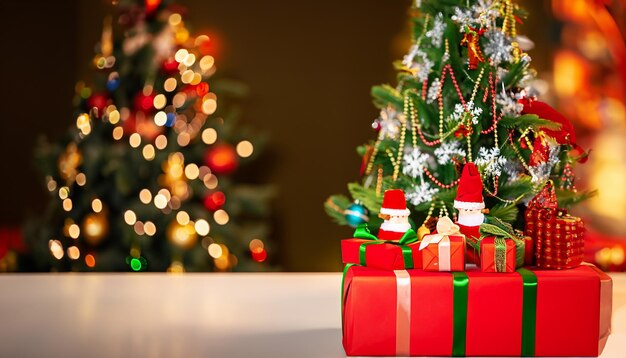 Традиционная рождественская елка с праздничными украшениями на заднем плане и стопкой подарков